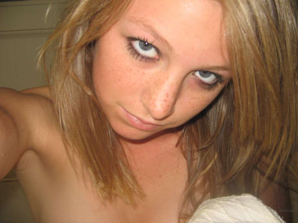 Fingers in Pussy Amateur Porn Pic: Explicit Solo Masturbation