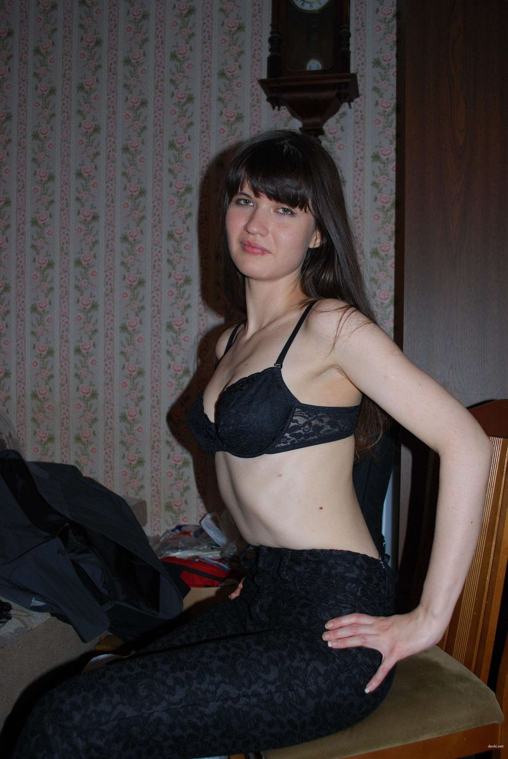 Amateur Porn Pics: Hot Russian Girl Masturbating