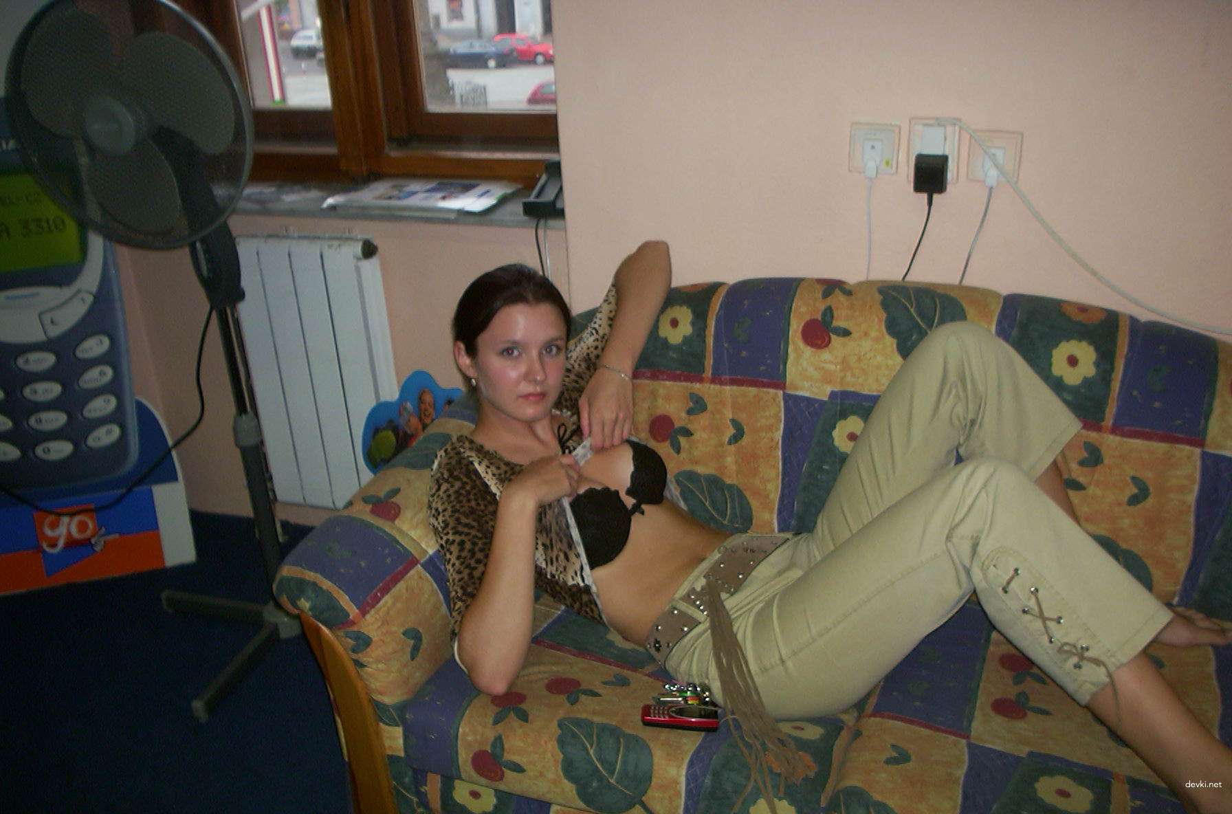 Seductive Slim Girl Poses on Chair: Amateur Explicit Photo