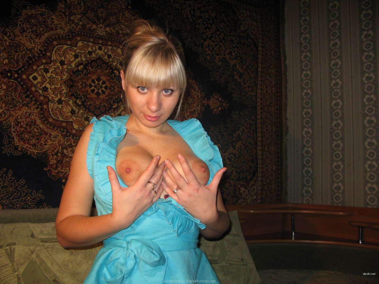 Filming Amateur Girlfriend in Explicit Porn Photos