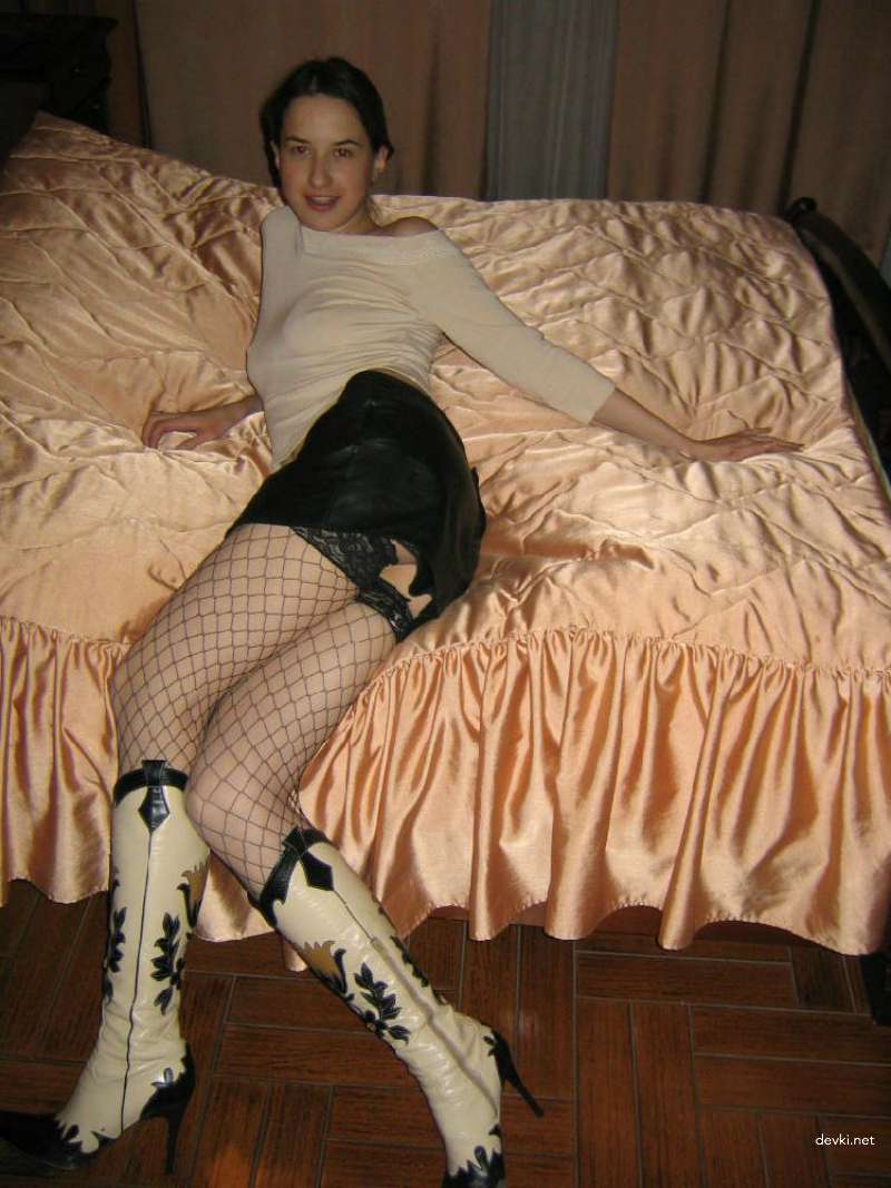 Hot Slut Takes Cum on Face in Amateur Porn Pic