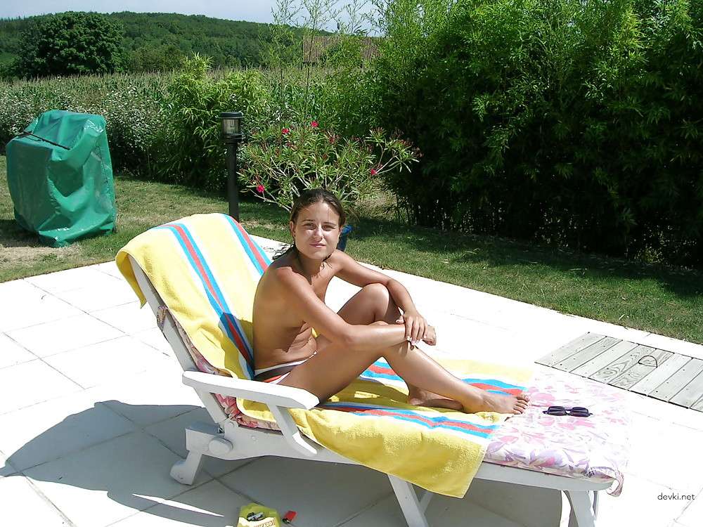 Latex-clad amateur babe gets naughty in explicit porn photos