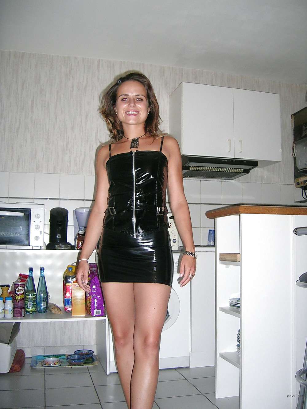 Latex-clad amateur babe gets naughty in explicit porn photos