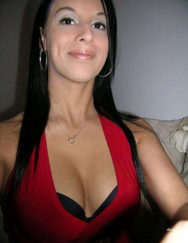 Explicit Amateur Porn: Busty Girl's Intimate Photo Shoot