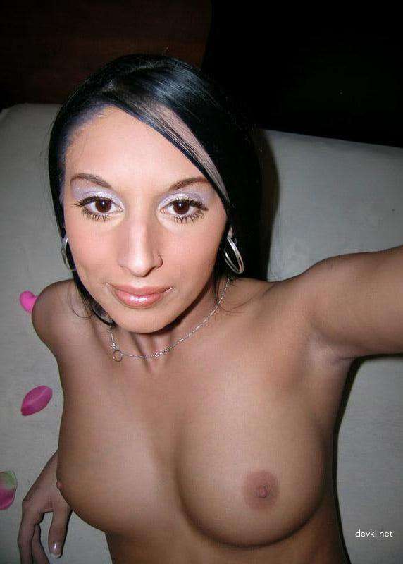 Explicit Amateur Porn: Busty Girl's Intimate Photo Shoot