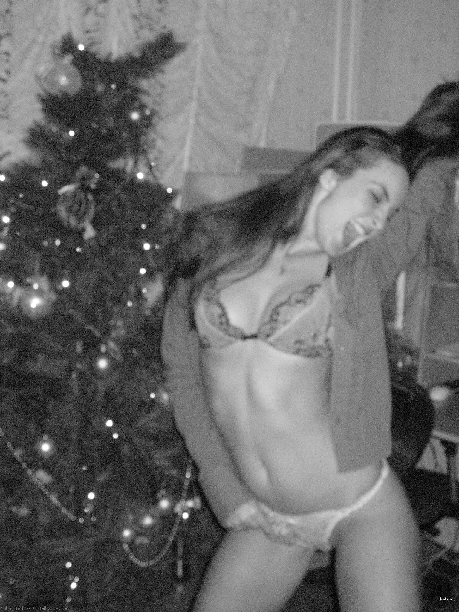 Beautiful Girl Gives Blowjob - Amateur Porn Photo