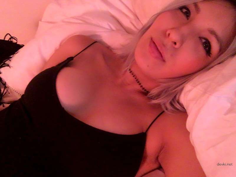 Amateur Teen Porn: Cute Girl in Explicit Homemade Sex Photos