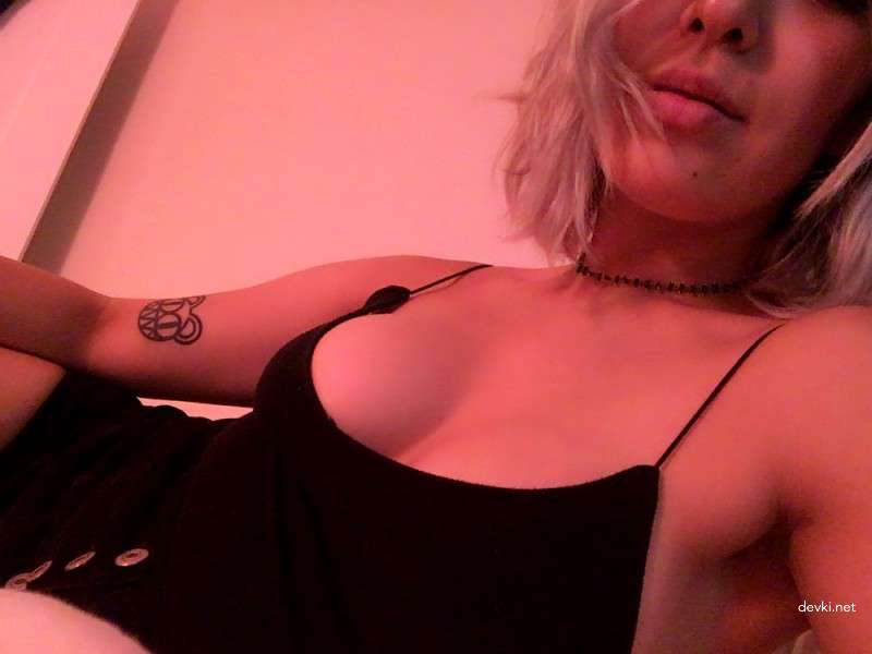 Amateur Teen Porn: Cute Girl in Explicit Homemade Sex Photos