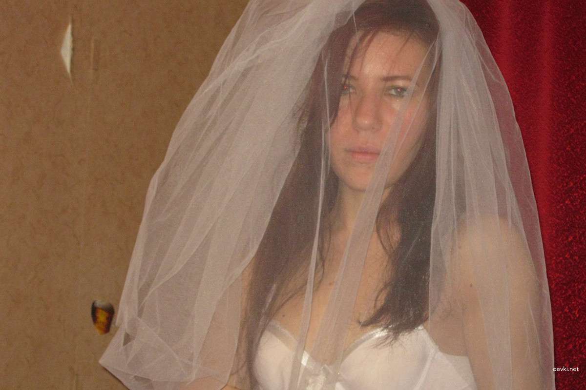 Seductive Bride in Amateur Porn Pics - Hot and Explicit Wedding Night Sex
