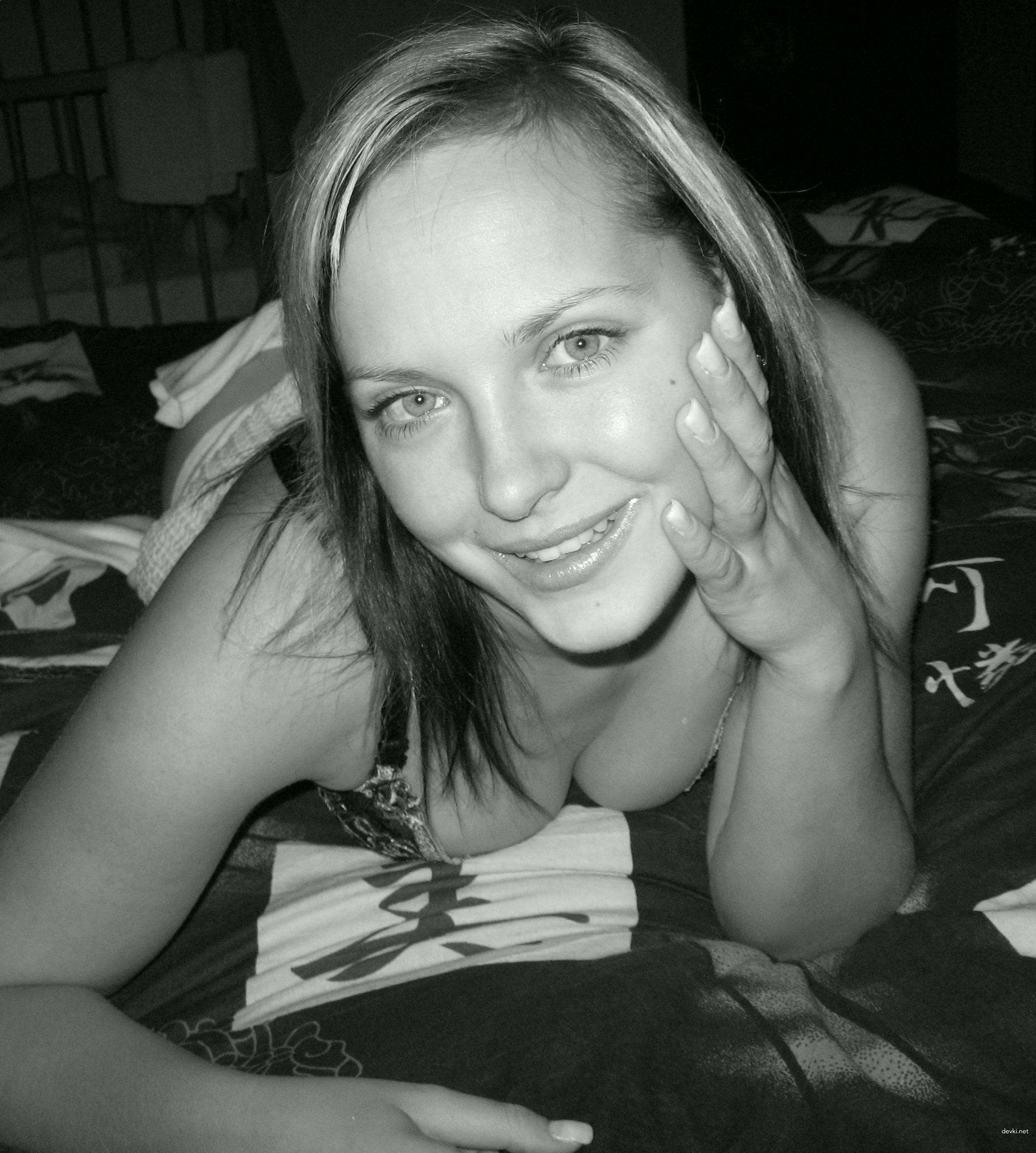 Explicit Amateur Porn: Young Girlfriend's Private XXX Photos