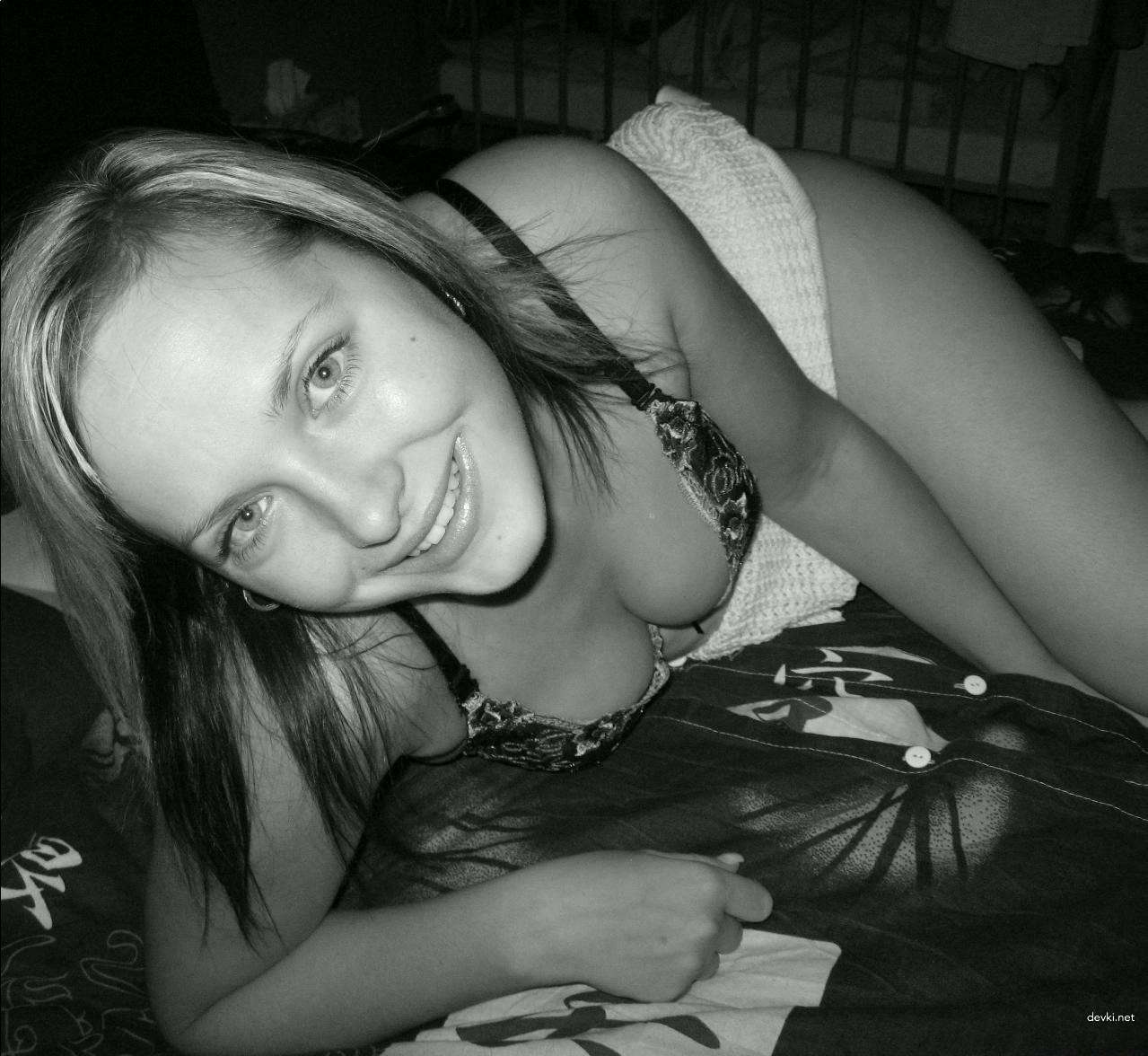 Explicit Amateur Porn: Young Girlfriend's Private XXX Photos