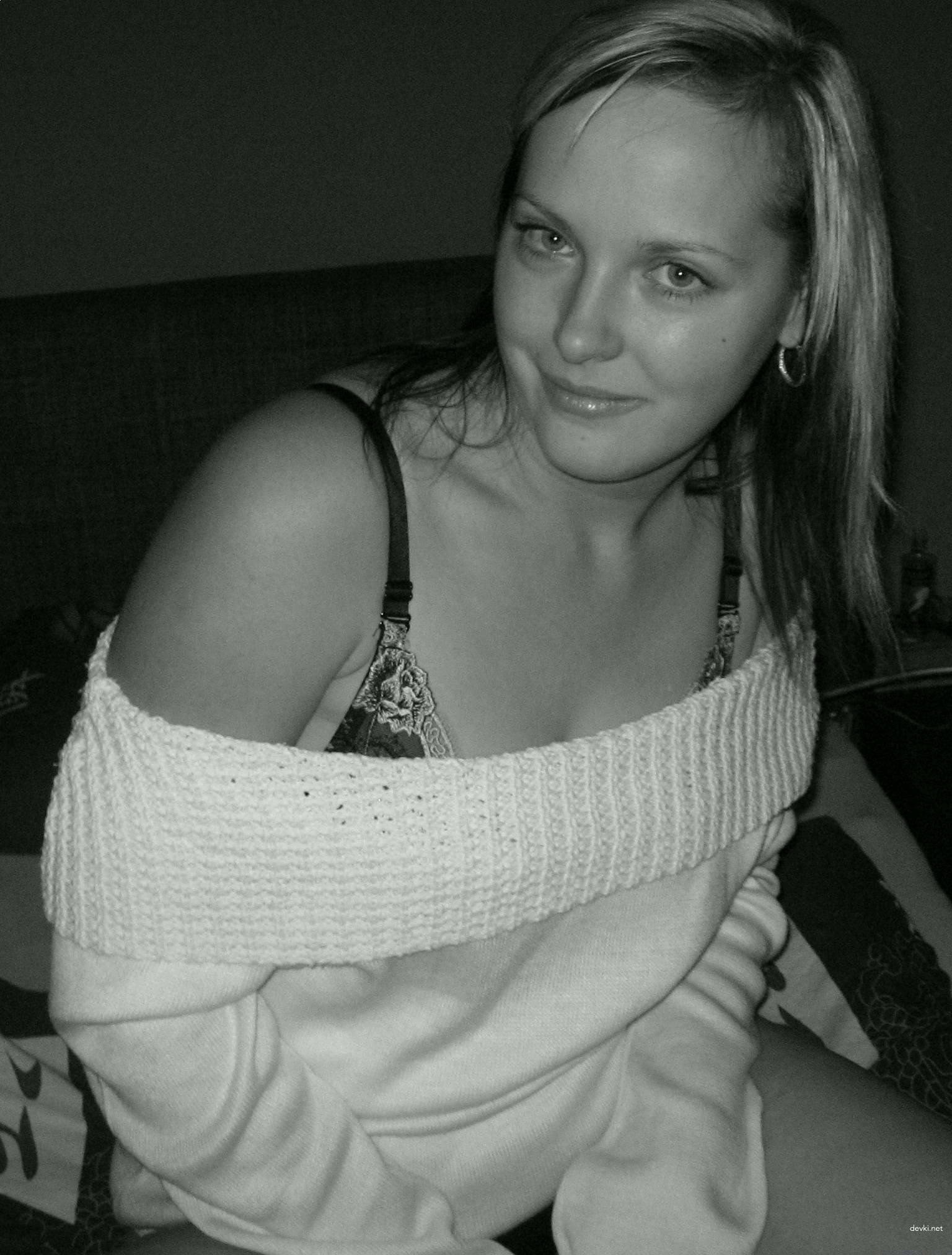 Explicit Amateur Porn: Young Girlfriend's Private XXX Photos