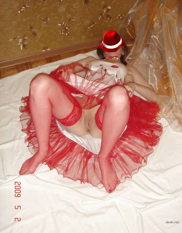 Russian Slut Amateur Porn Photo: Hot and Naughty Russian Babe Showing It All!