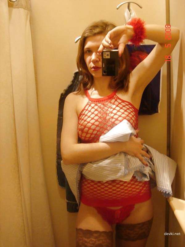 Russian Slut Amateur Porn Photo: Hot and Naughty Russian Babe Showing It All!