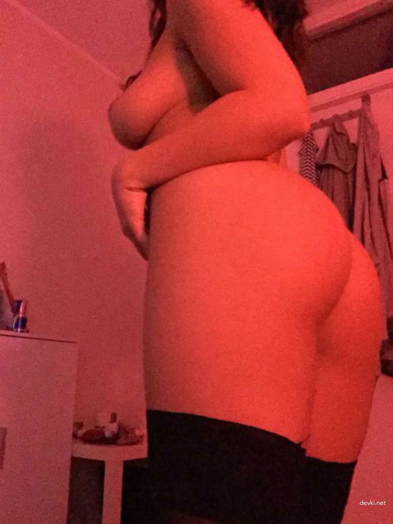 Amateur Slut's Explicit Erotica Photo Shoot