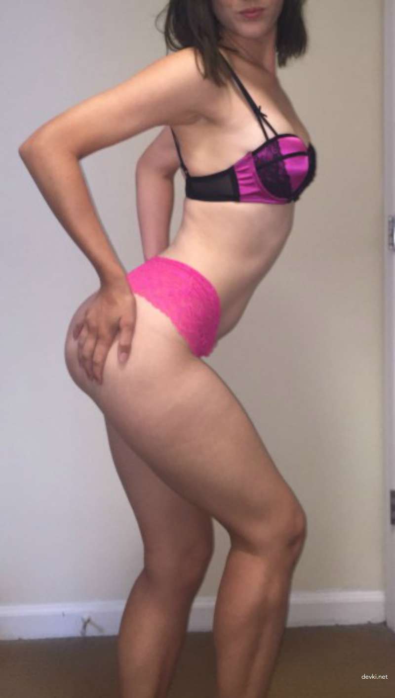 Young Girl Strips Off Lingerie in Amateur Porn Photo Shoot