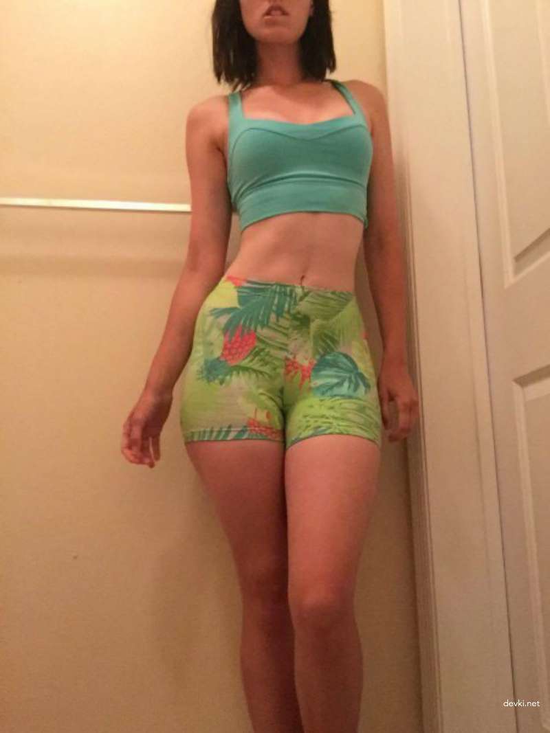 Young Girl Strips Off Lingerie in Amateur Porn Photo Shoot