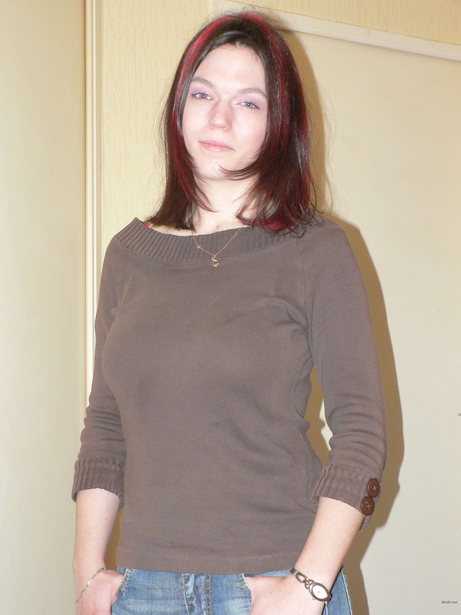 Naughty Girl Spreading Legs: Amateur Porn Photo