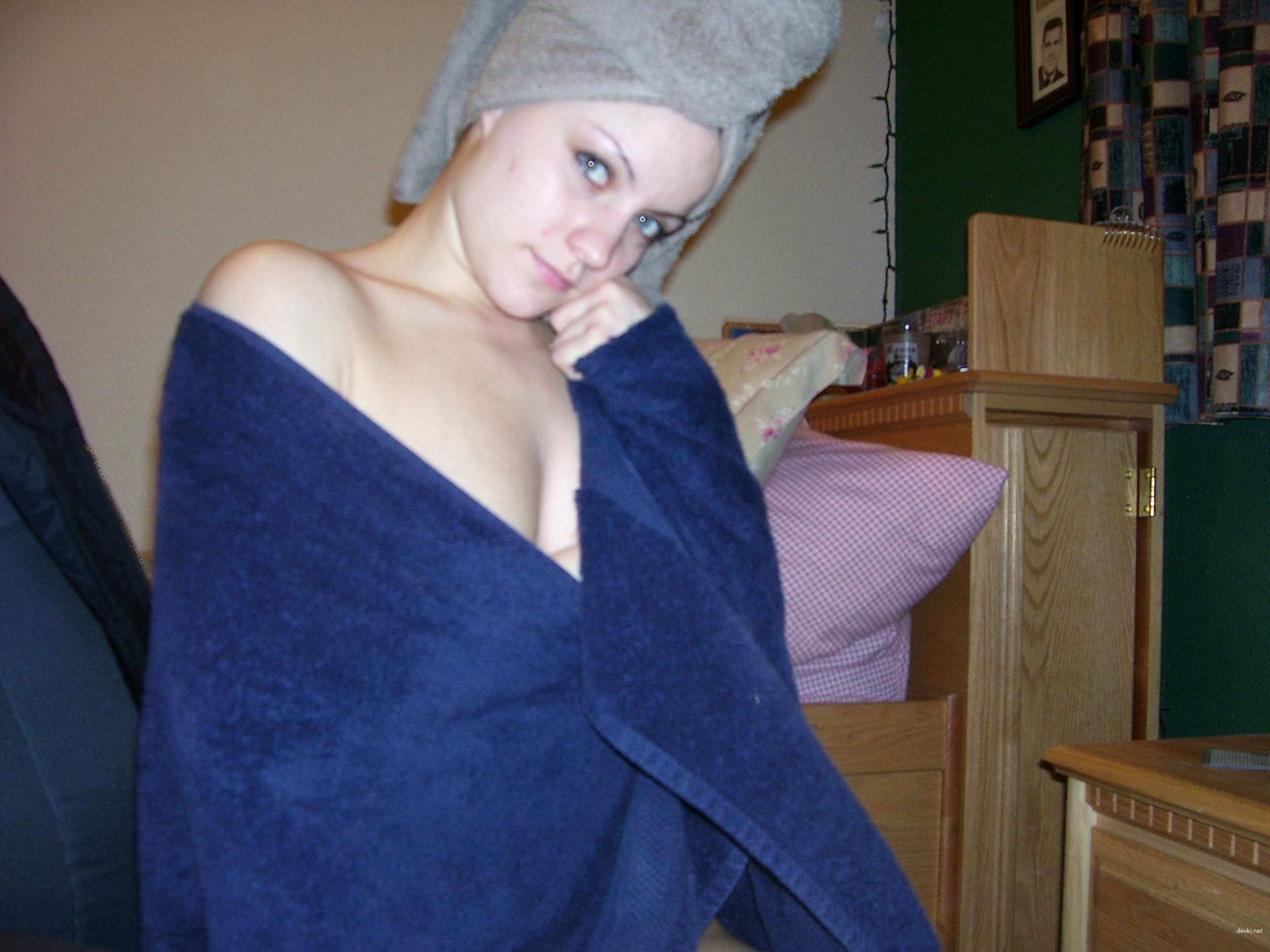 Amateur Nude Erotica: Explicit Home Porn of Naked Girl