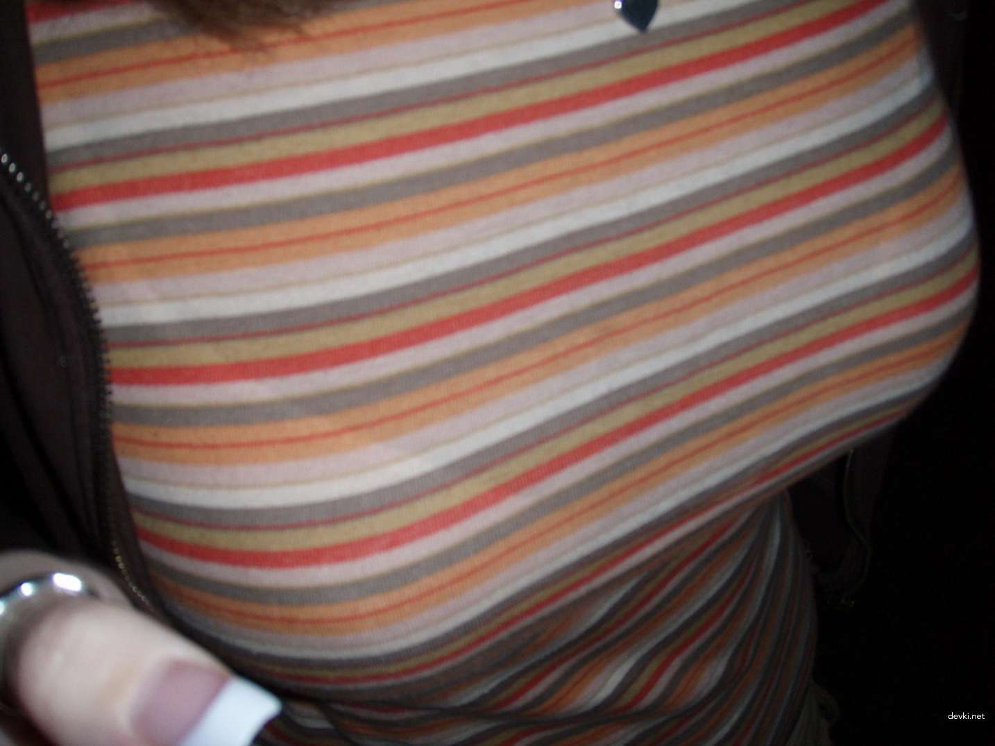 Curvy babe naked giving blowjob to big cock - Amateur porn pic