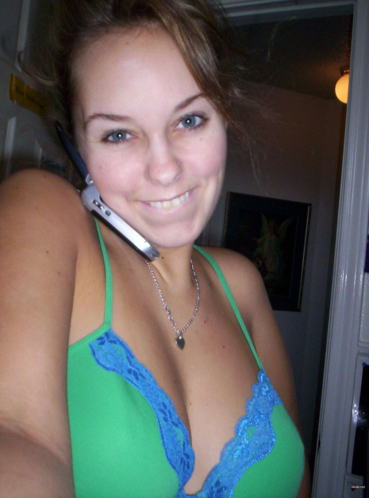 Curvy babe naked giving blowjob to big cock - Amateur porn pic