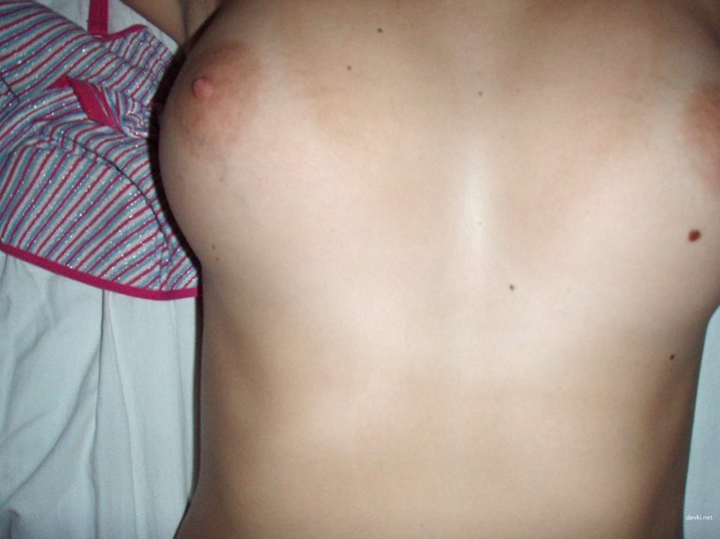 Curvy babe naked giving blowjob to big cock - Amateur porn pic