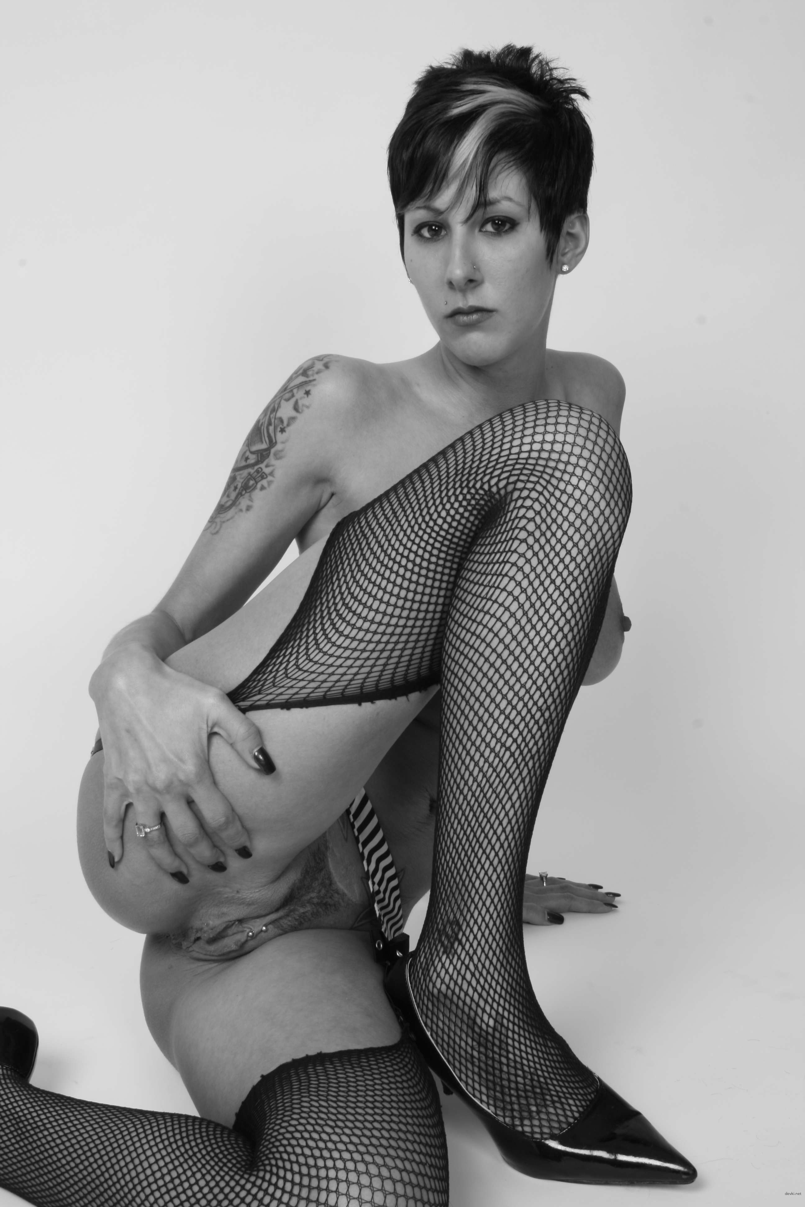 Hot Bisexual Amateur Porn: Explicit Photos of Bi Threesome Action