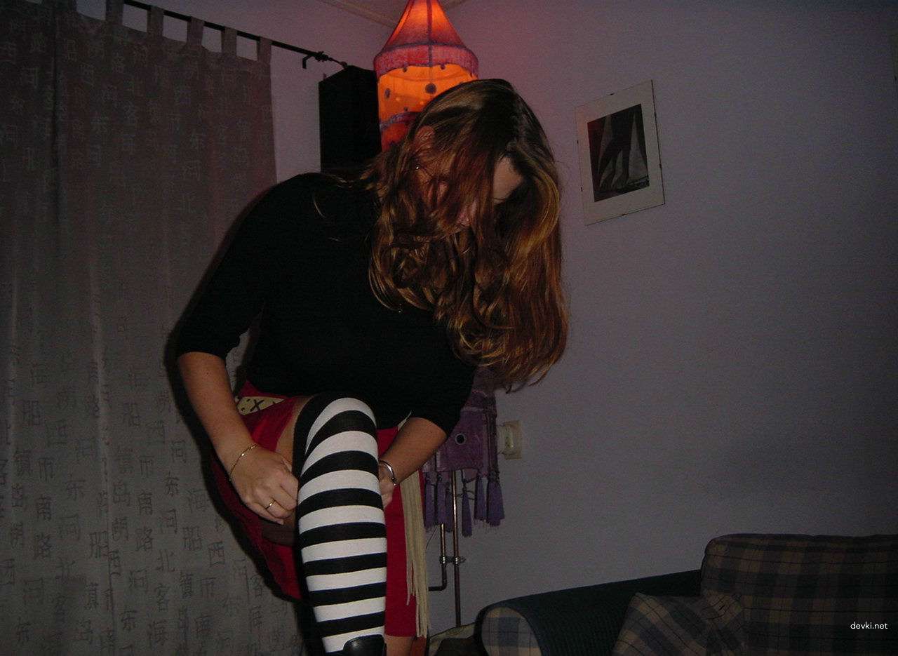 Fiery Redhead Exposes Her Shaved Pussy in Amateur Porn Pic