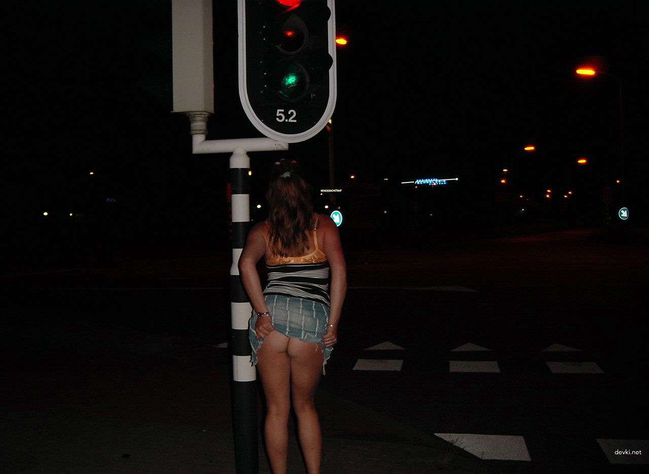 Fiery Redhead Exposes Her Shaved Pussy in Amateur Porn Pic