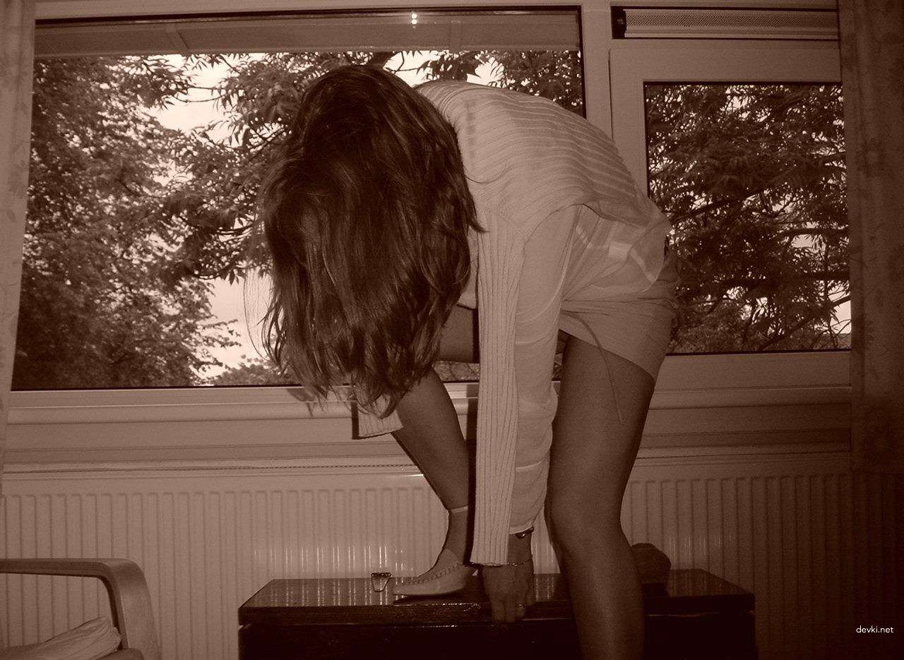 Fiery Redhead Exposes Her Shaved Pussy in Amateur Porn Pic