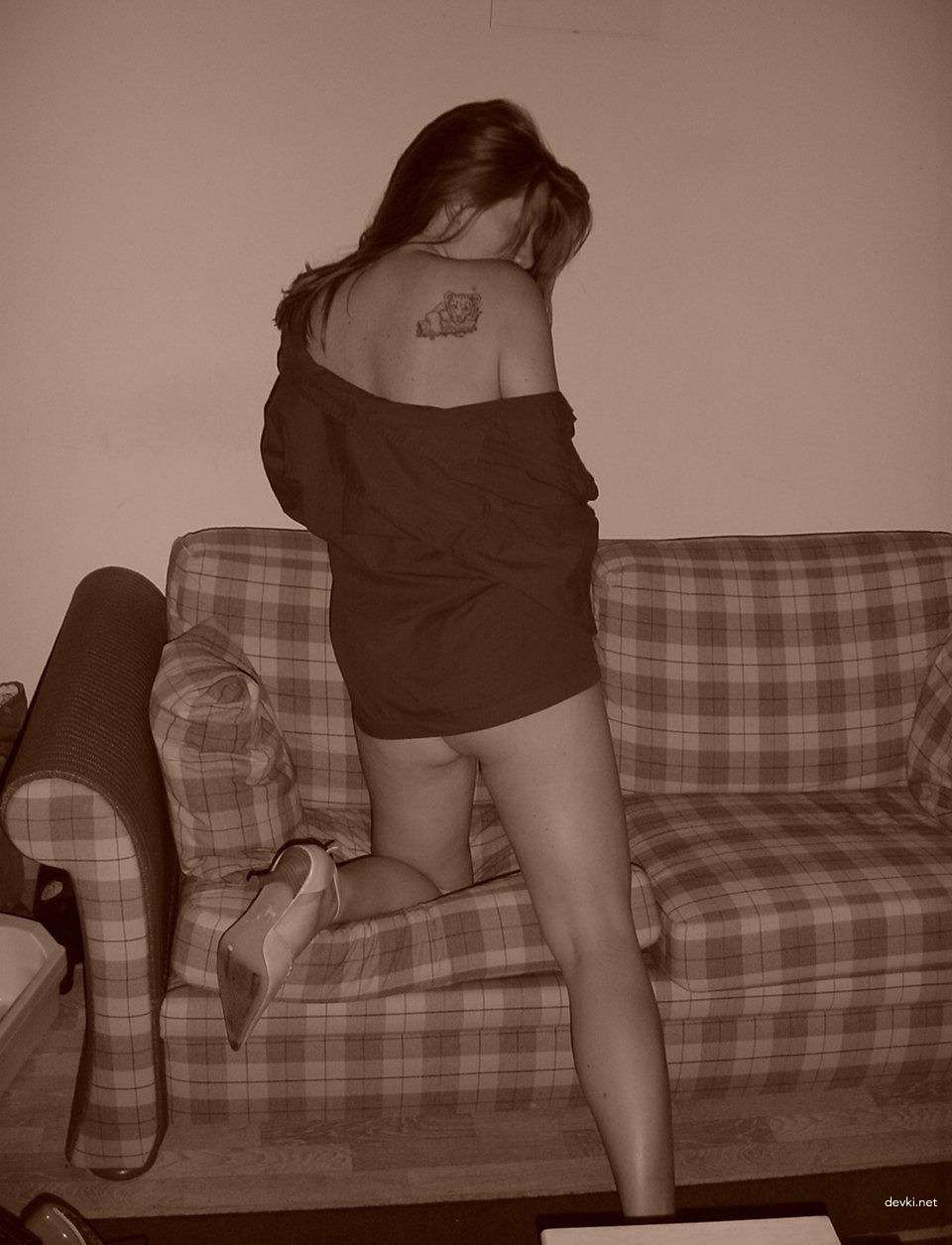 Fiery Redhead Exposes Her Shaved Pussy in Amateur Porn Pic