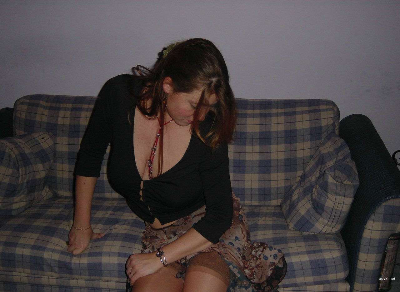 Fiery Redhead Exposes Her Shaved Pussy in Amateur Porn Pic