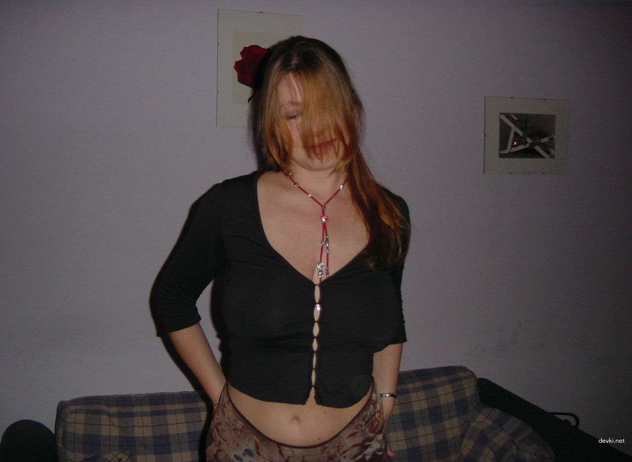 Fiery Redhead Exposes Her Shaved Pussy in Amateur Porn Pic