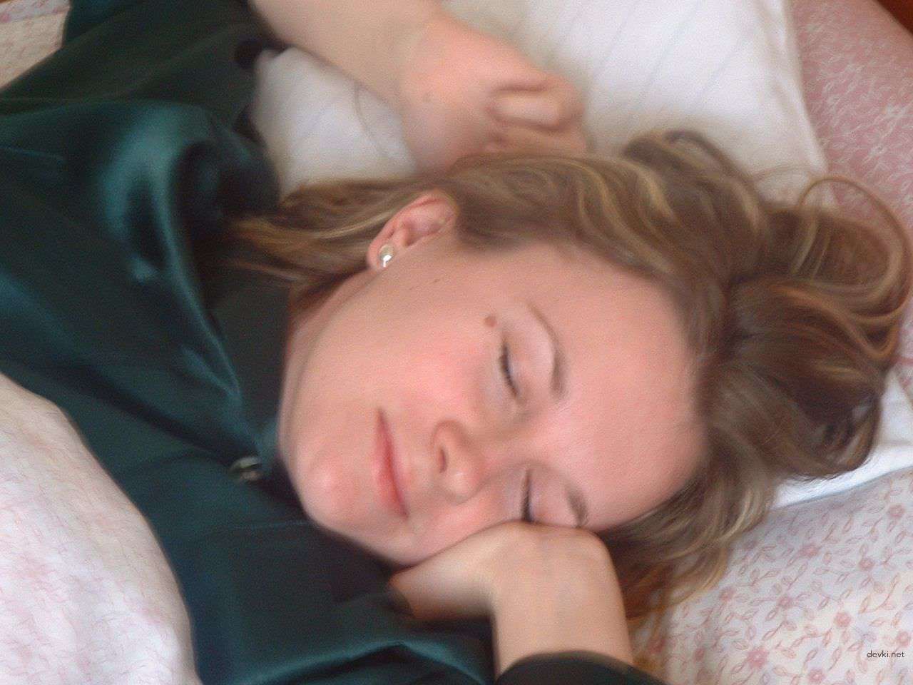 Hot Glasses-wearing Girl Sucks Dick Amateur Porn Photo