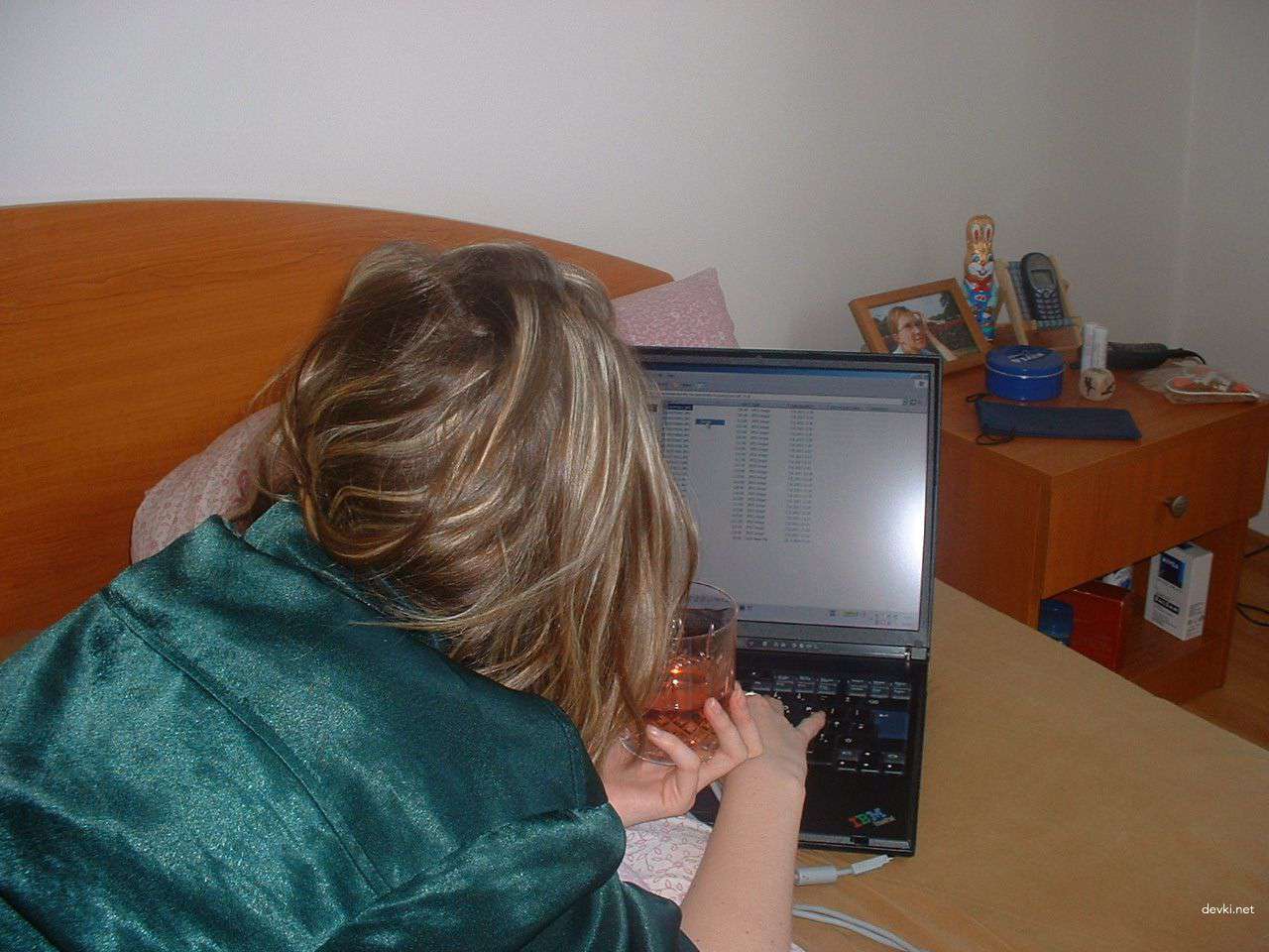 Hot Glasses-wearing Girl Sucks Dick Amateur Porn Photo