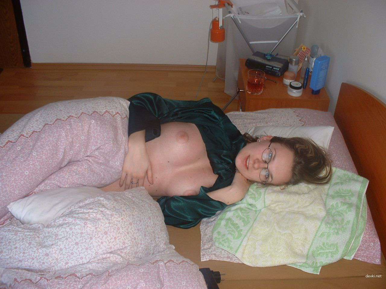 Hot Glasses-wearing Girl Sucks Dick Amateur Porn Photo