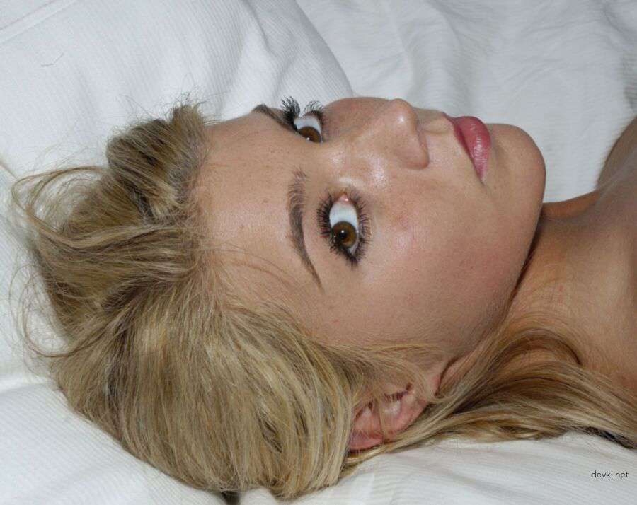 Amateur Girl's Explicit Bedroom Photo - Intimate Homemade Picture