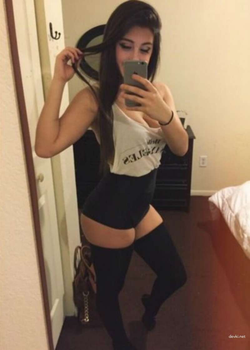 Hot Amateur Selfie of Sexy Girl: Explicit and Provocative Content