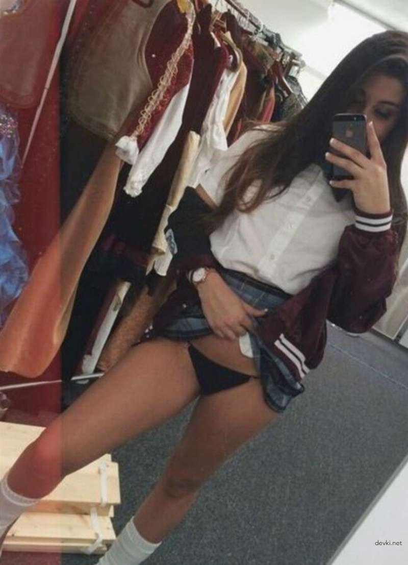 Hot Amateur Selfie of Sexy Girl: Explicit and Provocative Content