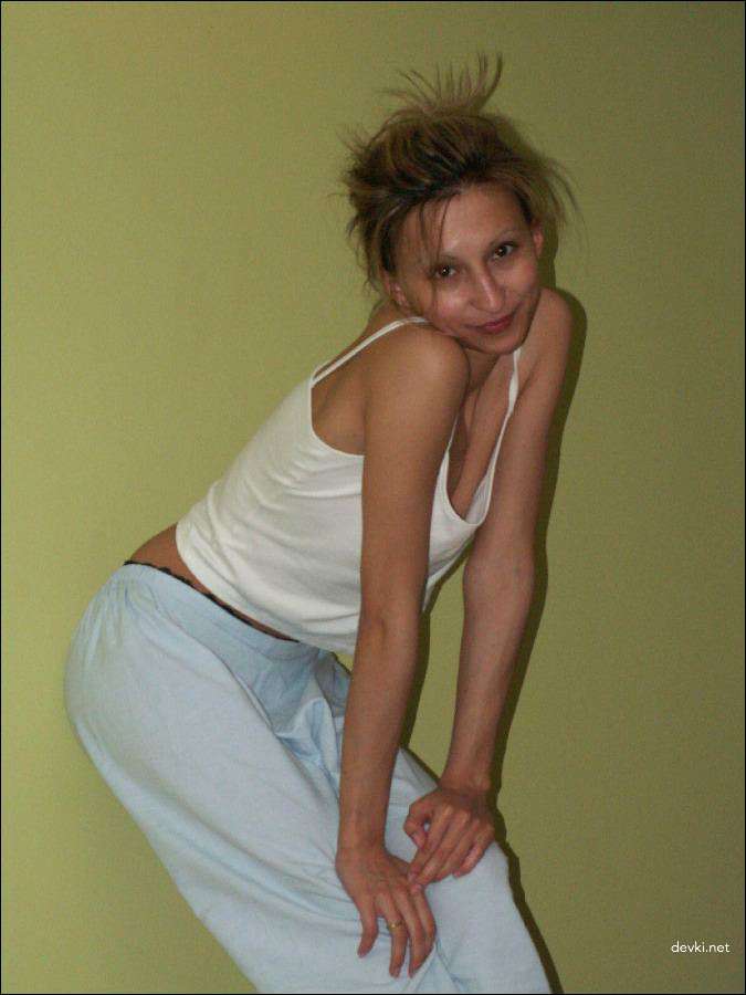 Skinny Amateur Babe in Homemade Sex Photos - Explicit XXX Content