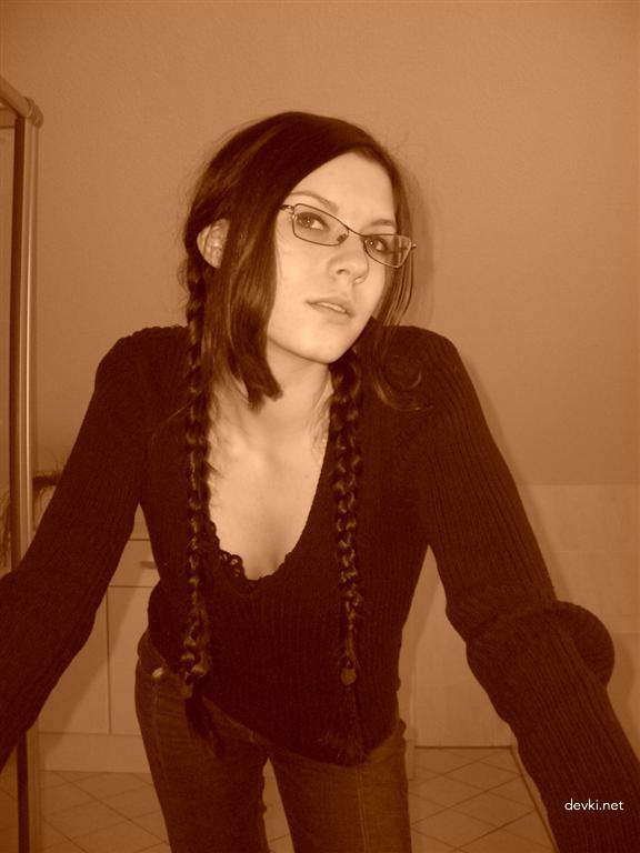 Long-legged Brunette Spreading Legs Amateur Porn Pic