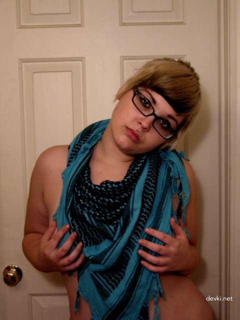 Emo Teen with Big Ass in Amateur Porn Photo Shoot