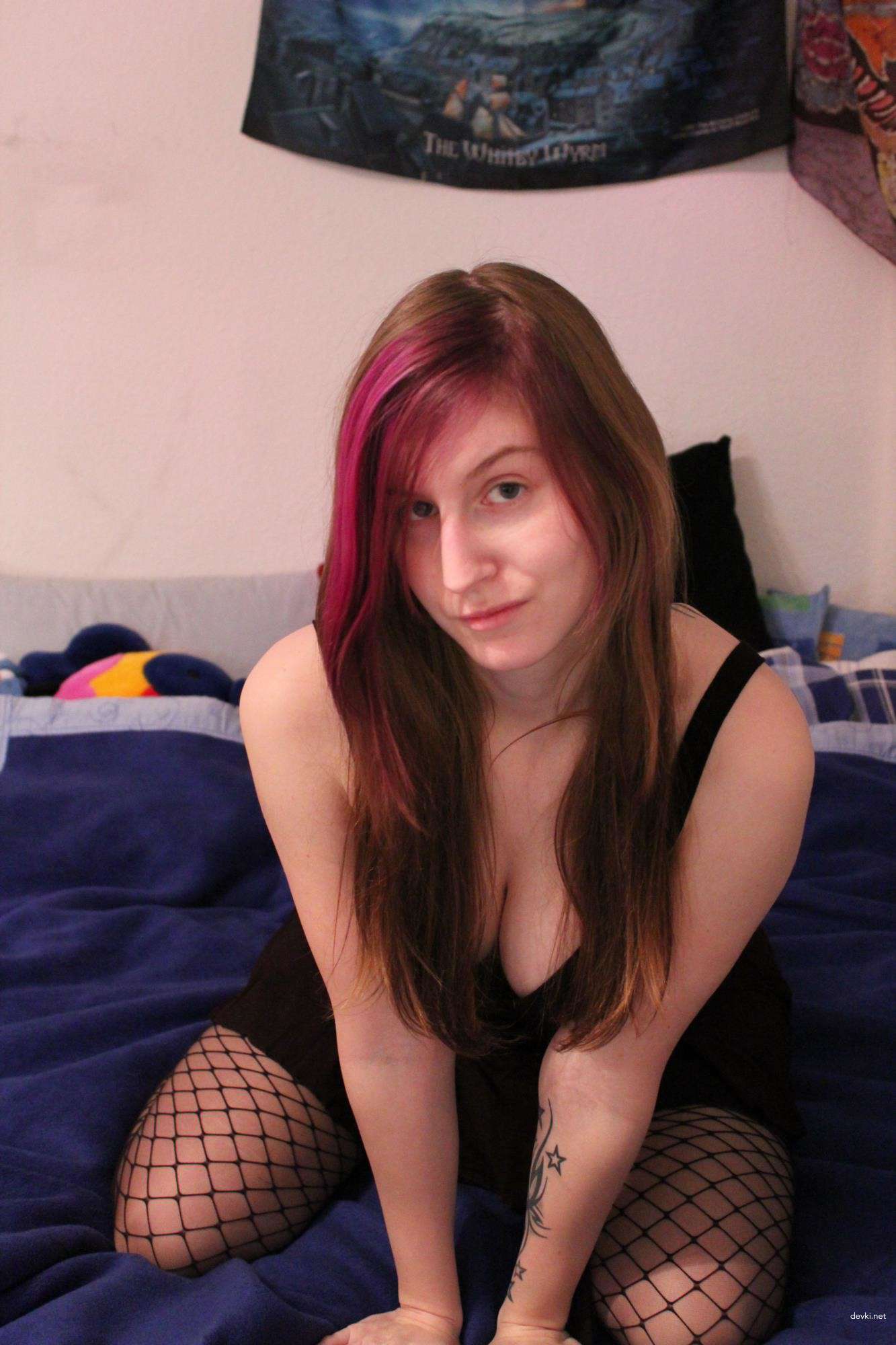 Amateur Bedroom Strip Tease - Explicit Photo Gallery