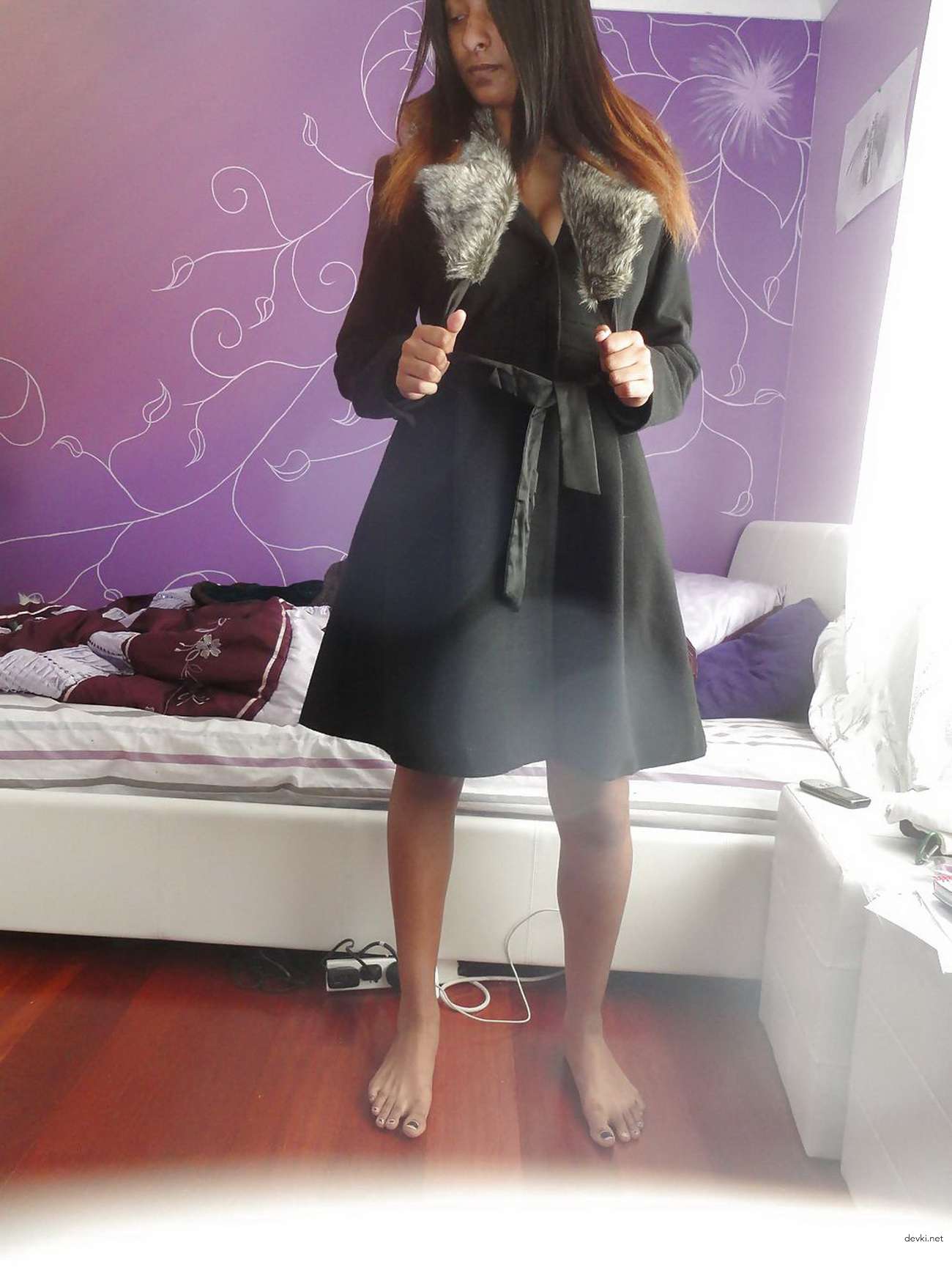 Curvy Babe Poses Nude - Explicit Amateur Porn Photos