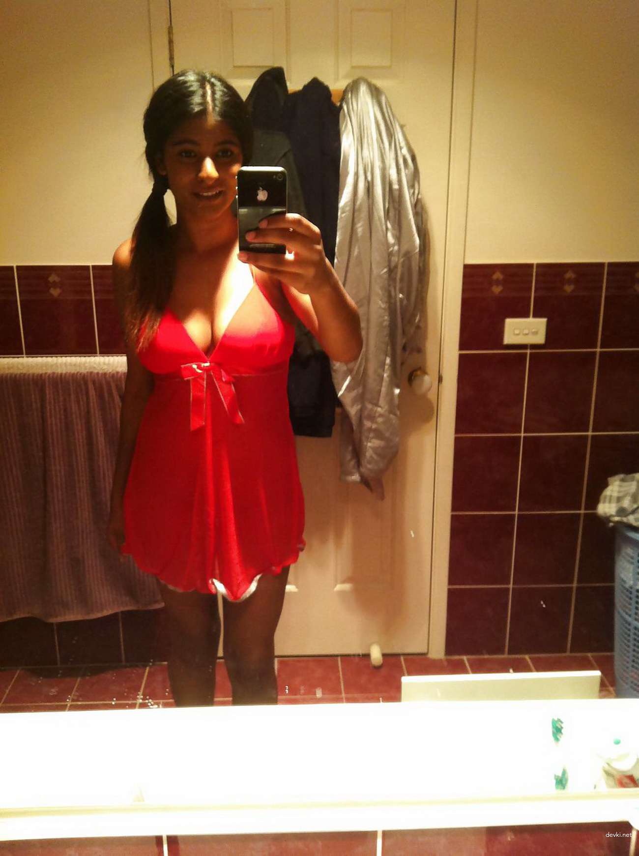 Curvy Babe Poses Nude - Explicit Amateur Porn Photos