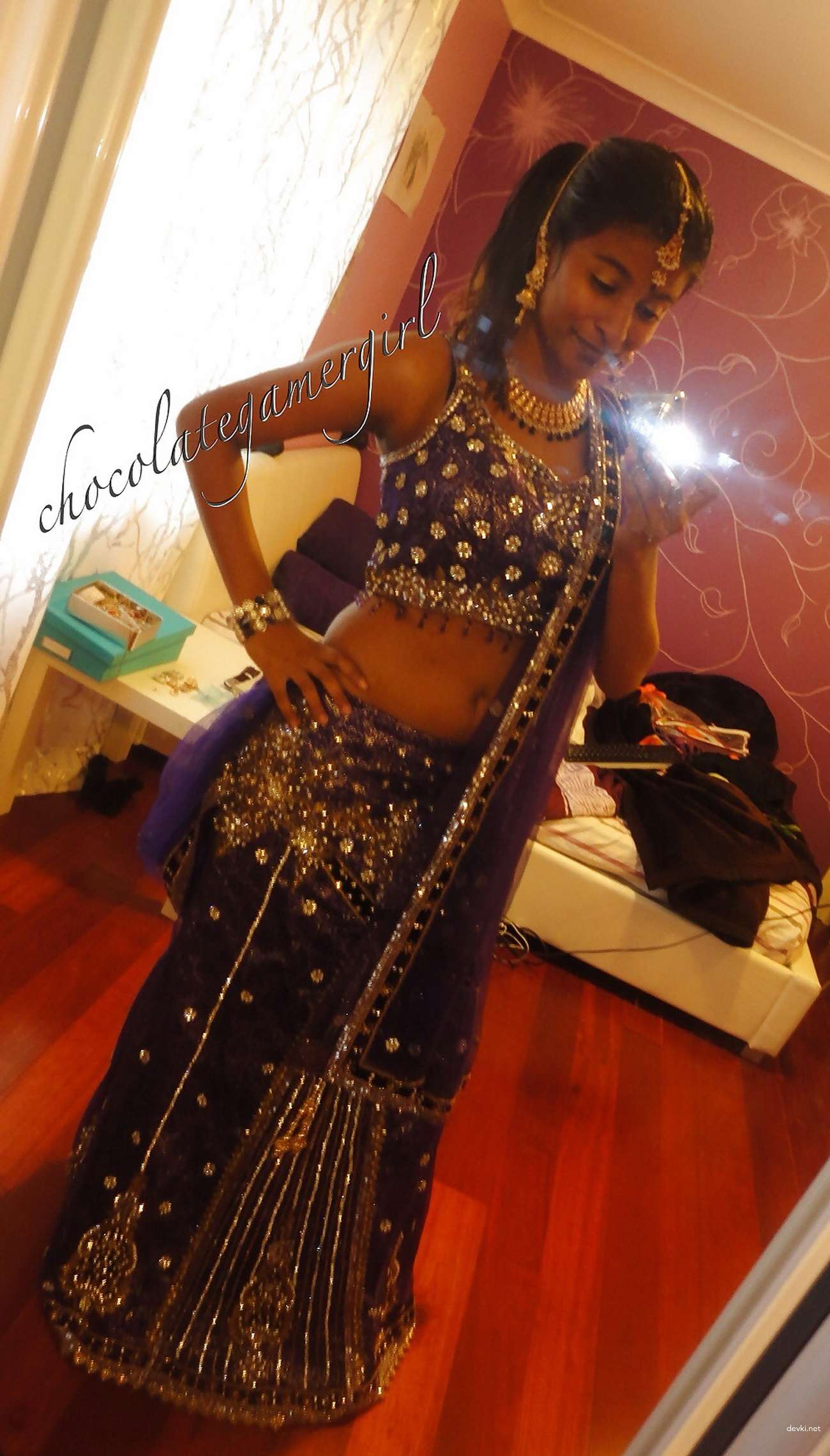 Curvy Babe Poses Nude - Explicit Amateur Porn Photos