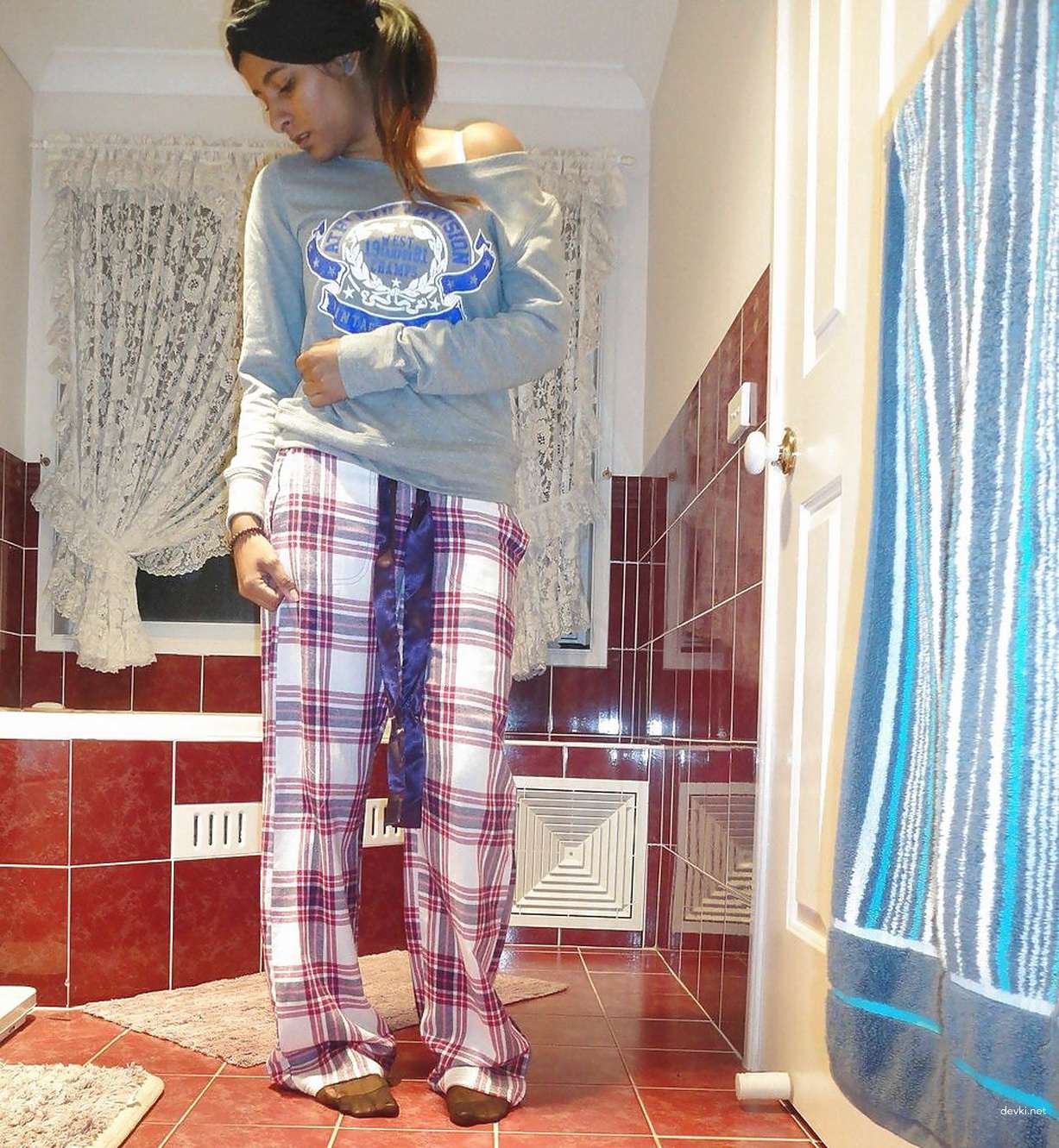 Curvy Babe Poses Nude - Explicit Amateur Porn Photos