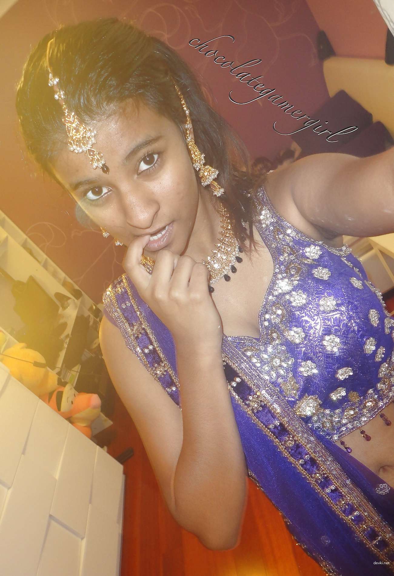 Curvy Babe Poses Nude - Explicit Amateur Porn Photos