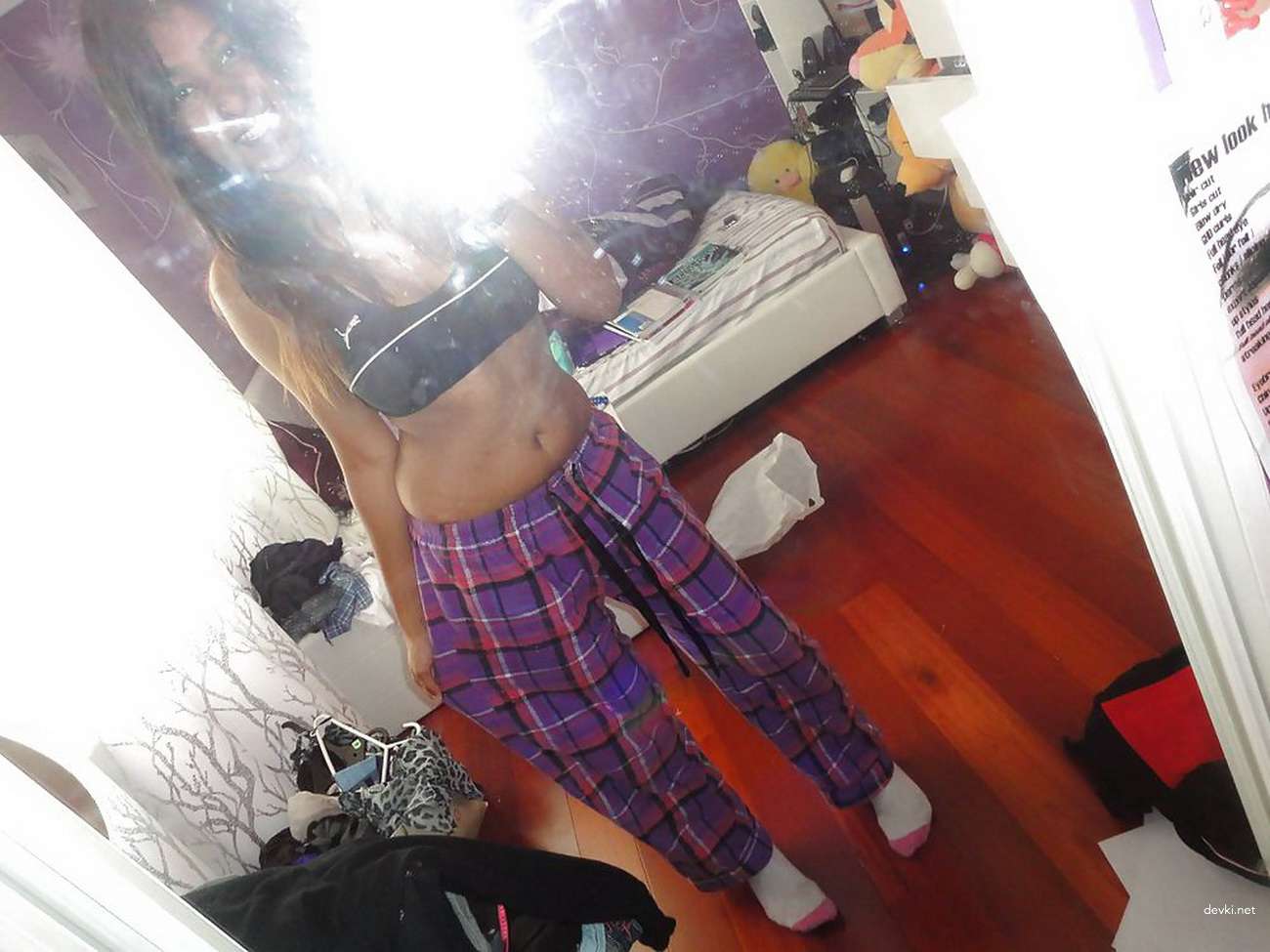 Curvy Babe Poses Nude - Explicit Amateur Porn Photos