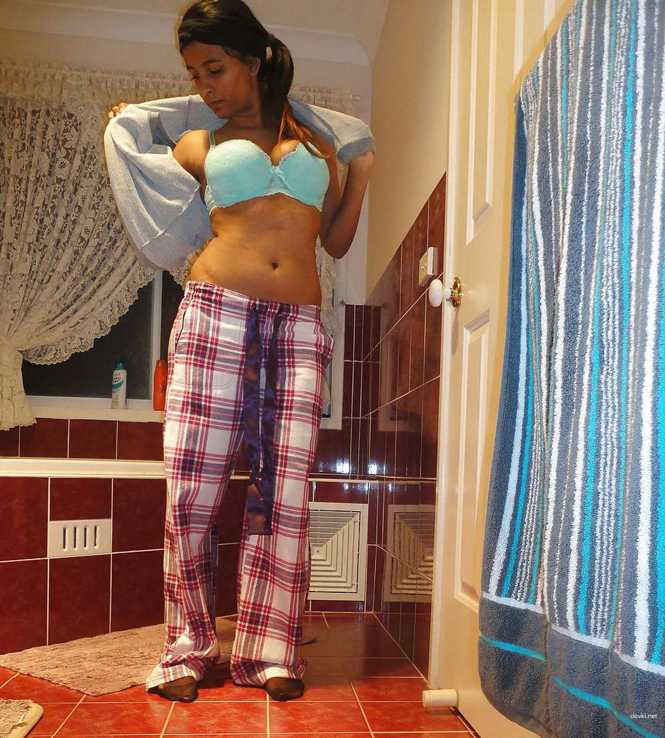 Curvy Babe Poses Nude - Explicit Amateur Porn Photos